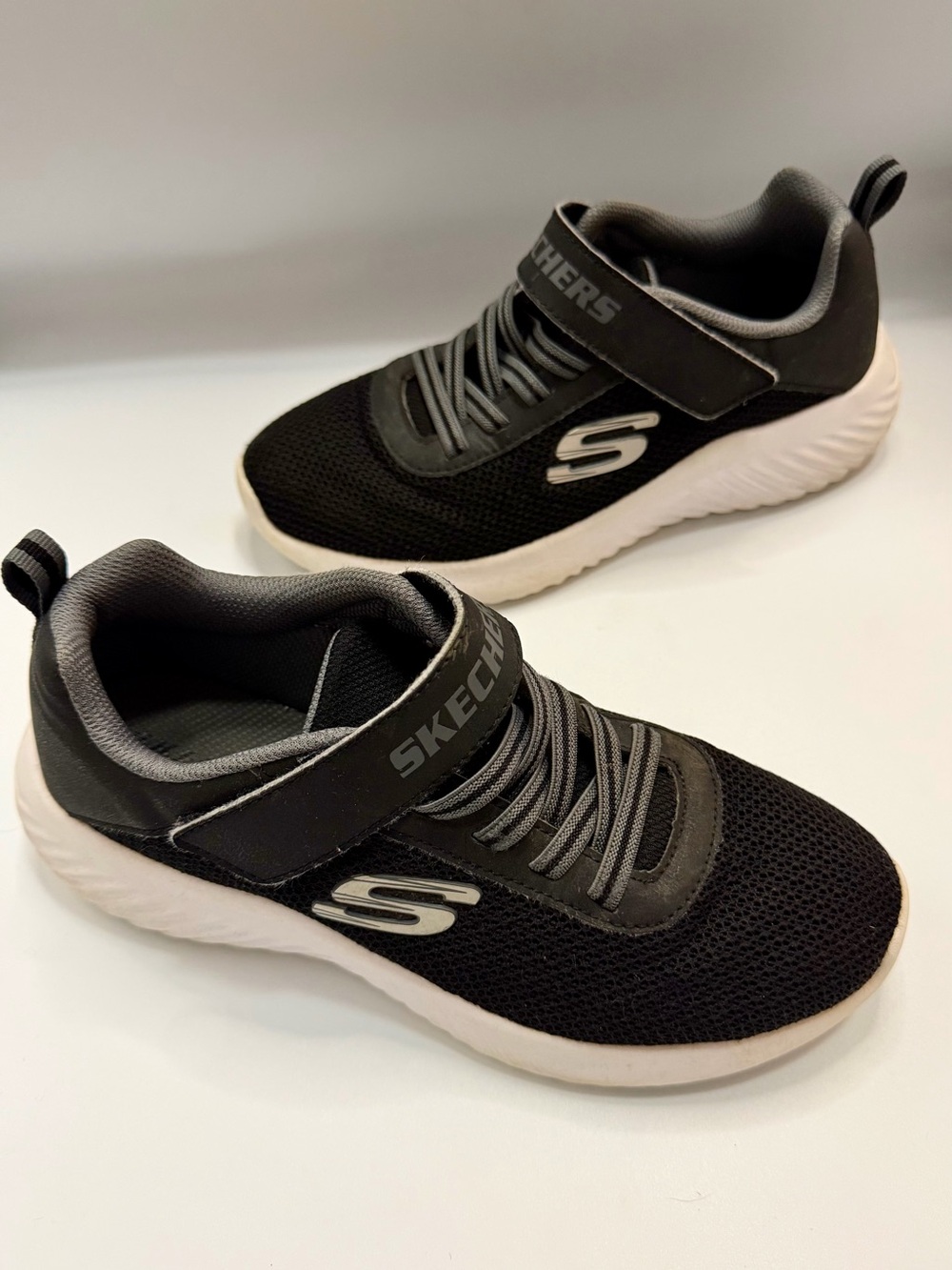 Skechers Black & Gray Kids Slip-On Athletic Sneakers Size 4 Big Kids